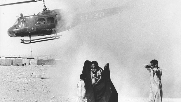 Un helicóptero español en el Sahra en 1975 - ABC
