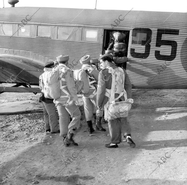 Paracaidistas españoles suben a un avión durante los años 50 en Alcalá de Henares. (Foto: ABC)