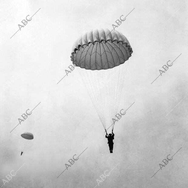 Paracaidistas españoles en pleno vuelo durante el año 1957. (Foto: ABC)