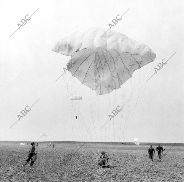 Los paracaidistas tocan tierra después de un salto en el año 1957. (Foto: ABC)
