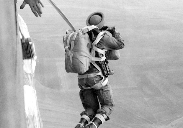  Paracaidistas del Ejército de Tierra, saltando en 1957. (ABC)
