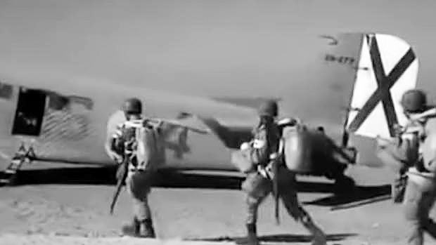 Paracaidistas de la I Bandera embarcando en un Junker-52 para saltar.