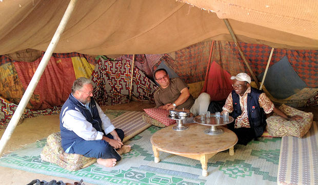 Jaima habilitada a las afueras de El Aaiún para que la gente esté con los misioneros y tome el té. (Foto cedida por Mario León Dorado)