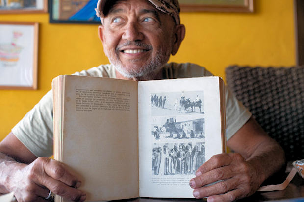 Manuel Cruz con uno de los libros de su colección. (Foto: Carlos de Saá)