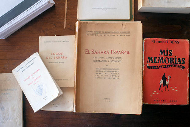 Algunos ejemplares sobre el Sahara del archivo de Manuel. (Foto: Carlos de Saá)