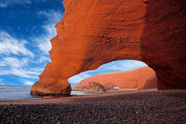 Playa de Legzira, Marruecos. (Fotografía de Zzvet, Getty Images)