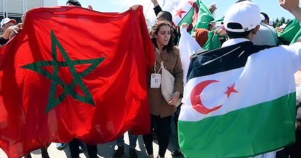 Manifestantes marroquíes y saharauis se cruzan en un acto reivindicativo en una ciudad europea.