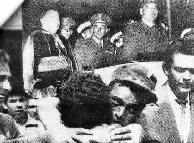 Un soldado del Batallón Soria 9 a su regreso de Ifni se abraza a su madre en Sevilla. Encima, el capitán general y autoridades militares y civiles que recibieron a los militares del Batallón Soria 9.