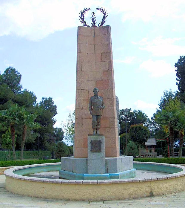 Monumento a la memoria del alférez Francisco Rojas Navarrete en su pueblo natal, Úbeda (Jaén) 