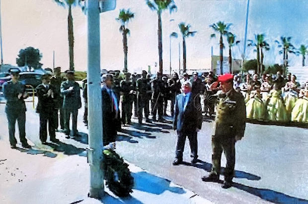 El alcalde de Burriana (Castellón) y el general jefe de la brigada de Transmisiones depositando una corona al pie del rótulo de la calle del soldado Joaquín Fandos Martínez.