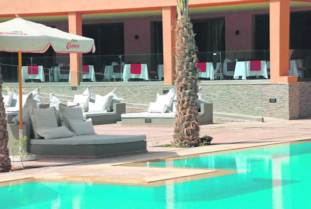  El hotel Oasis Palm 4*, en Guelmim, es una de las propuestas incluidas en los paquetes de vuelo y alojamiento que la agencia online CanariasViaja.com ofrece para conocer Marruecos. 