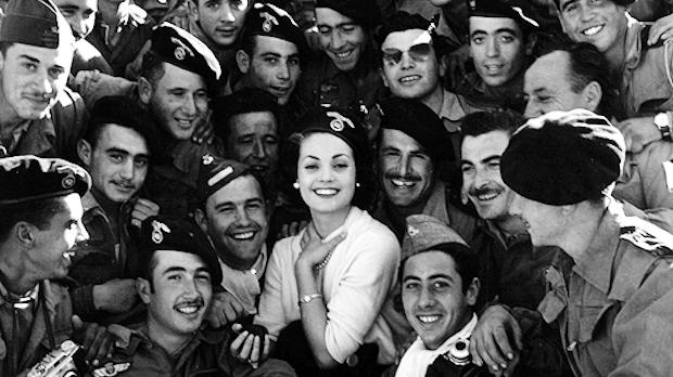 Carmen Sevilla durante la visita a las tropas españolas en 1957.
