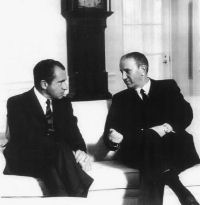 Entrevista de Castiella (derecha) con el vicepresidente de EE UU, Nixon