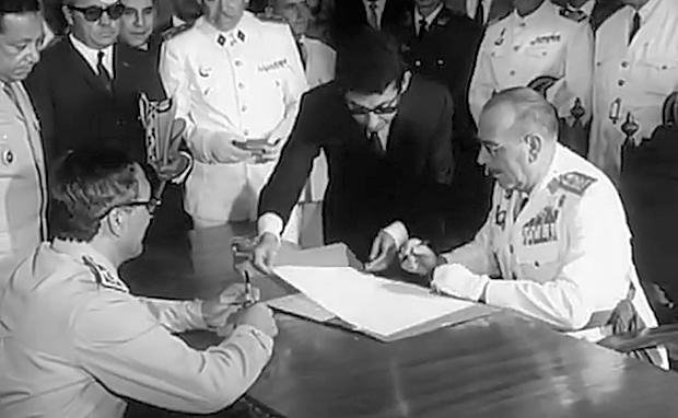 Los generales Vega y Ufkir firman la entrega de Ifni el 30 de junio de 1969.
