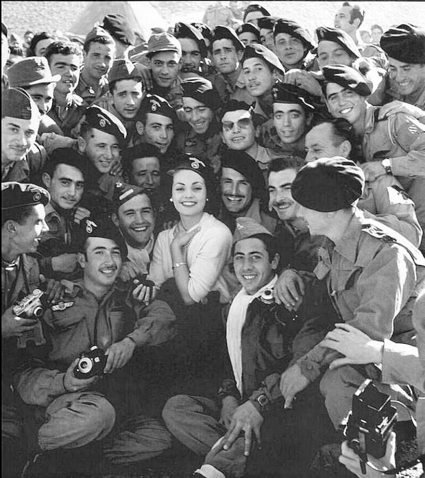 Carmen Sevilla con las tropas en la Navidad de 1957.