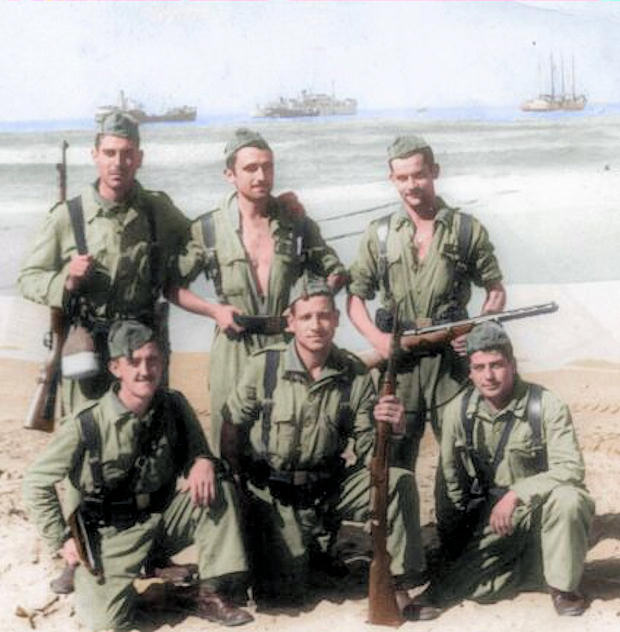 Soldados en la playa de Sidi Ifni.