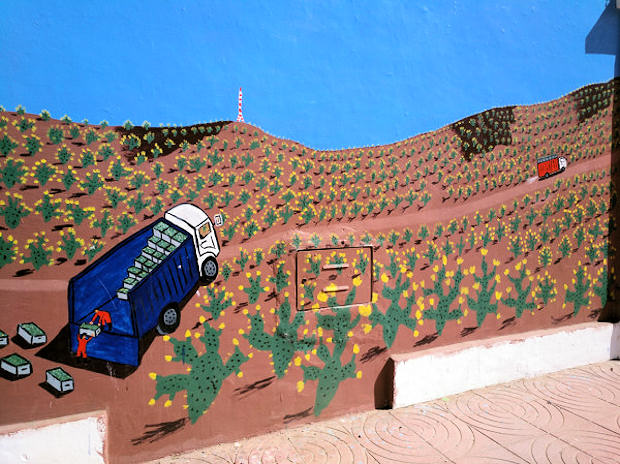 Mural en las calles de Sidi Ifni que representa las plantaciones de chumberas y la recogida del chumbo.