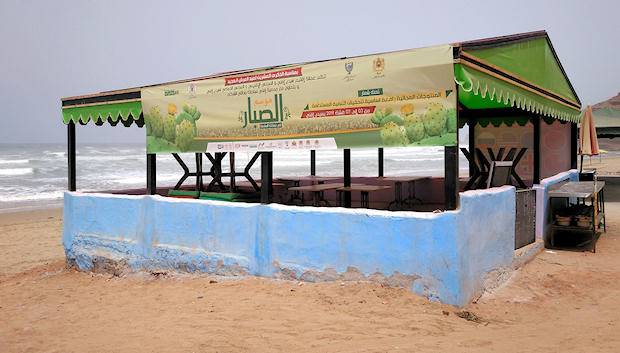La publicidad del «Moussem Aknari» 2019 ha llegado a todos los espacios de la ciudad. Playa de Legzira, en Sidi Ifni.