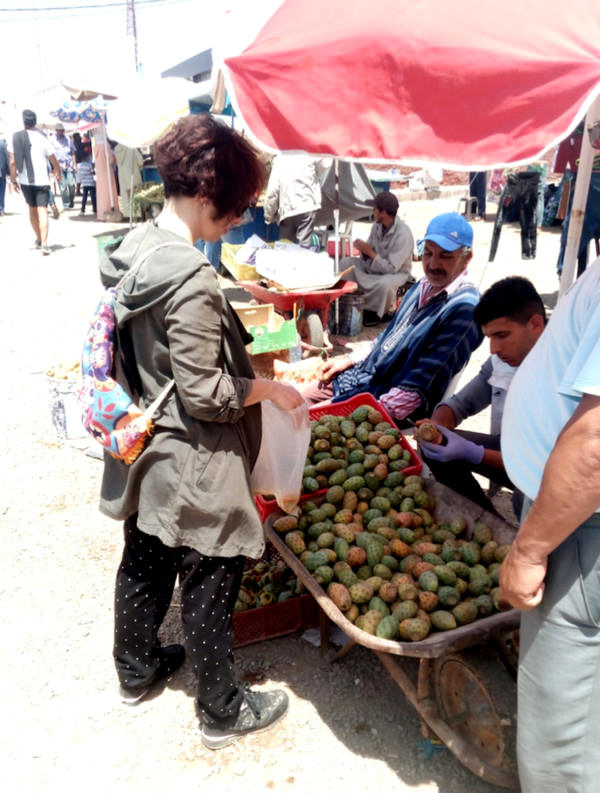 Comprando chumbos en el zoco durante la celebración del «Moussem Aknari», en Sidi Ifni.