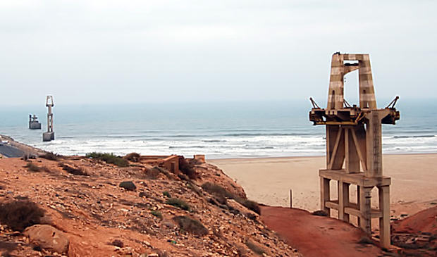 Ruinas del puerto español de Ifni, montado sobre un teleférico.