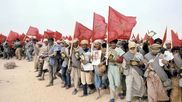 Marroquiés avanzan hacia las tropas españolas en el Sáhara durante la Marcha Verde. 