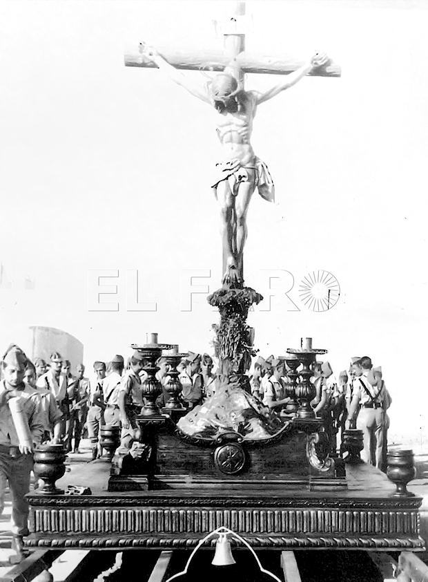 El Cristo de la XIII Bandera en su procesión, con la peana realizada por el soldado Juan Gallego Moreno.