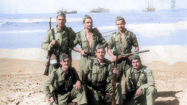 Seis suboficiales españoles posan en la playa de Sidi Ifni después de desembarcar. Diciembre de 1957. (Wikimedia Commons)