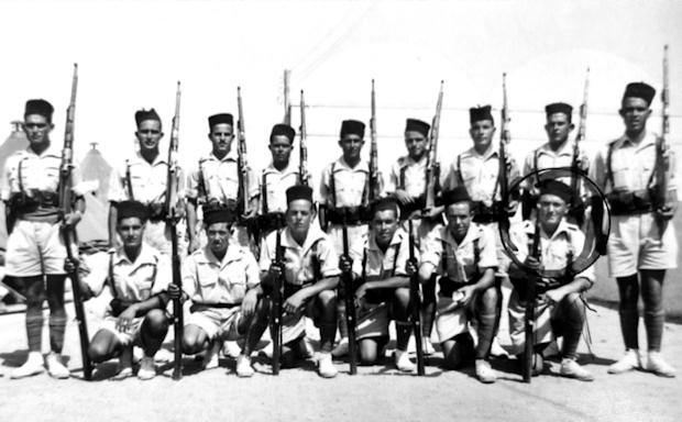 Un círculo señala a Antonio Mostazo Vargas con sus compañeros del pelotón de la 12ª Compañía de Tiradores de Ifni.