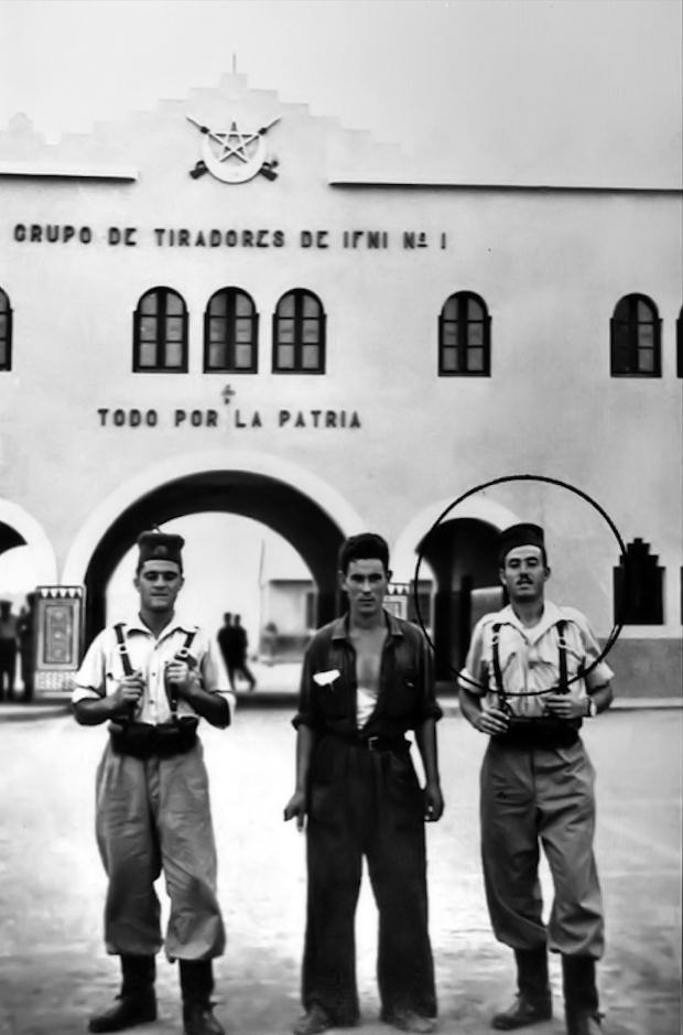 A la derecha; un círculo señala al soldado Antonio Mostazo Vargas con dos compañeros en la puerta del Cuartel de Tiradores de Ifni.