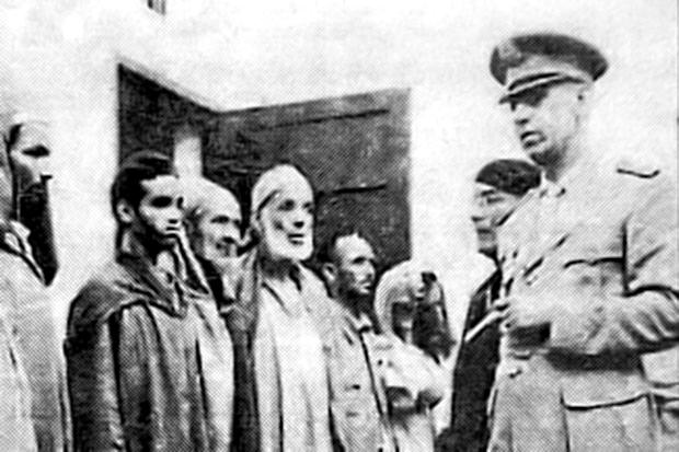 El entonces comandante-jefe de Policía de Ifni, interrogando a prisioneros de las Bandas Armadas, todos ellos procedentes y originarios de Marruecos, en diciembre de 1957.