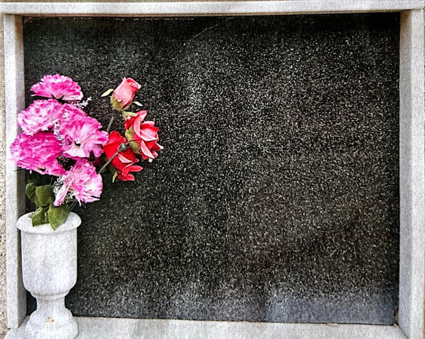 Nicho en el Cementerio de Santa Catalina de Ceuta, donde reposan los restos del teniente legionario Pantaleón Ivanov Panfilov, junto con un ramo de flores frescas. (Foto de José Aurelio Téllez)