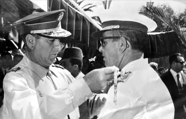 El Gobernador General de Ifni imponiendo al comandante Juan Pelaez Núñez la condecoracion de la Orden de África.