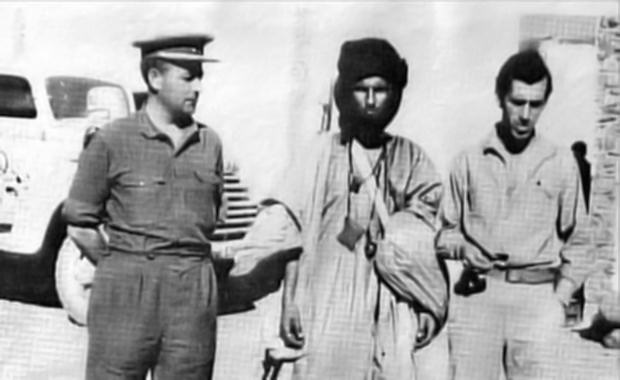 A la izquierda, el entonces capitán de Caballería Rafael Casas de la Vega en el desierto del Sáhara junto a un nativo saharaui y a un compañero en las prácticas de Estado Mayor.