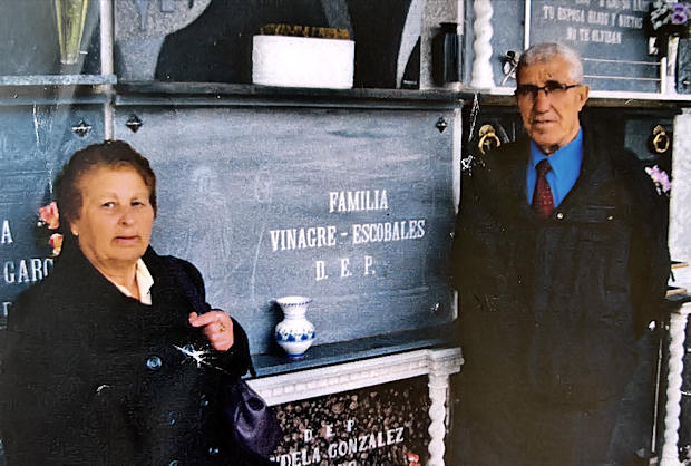 A la derecha el autor del artículo y a la izquierda la hermana del soldado José Vinagre Escobales ante su tumba en el cementerio de Coria (Cáceres). (Foto: José Carlos Herrero Vázquez)