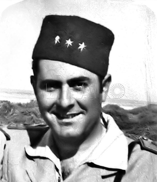 Francisco Rosaleny Jiménez de capitán en Tiradores de Ifni.