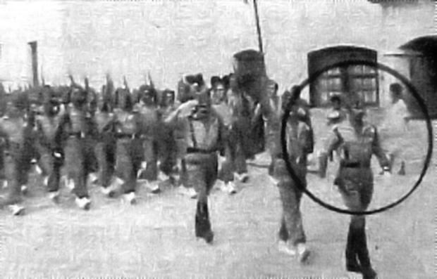Un círculo señala al teniente de Infantería, Arturo Martín Gamborino, desfilando en El Aaiún días antes de su muerte.