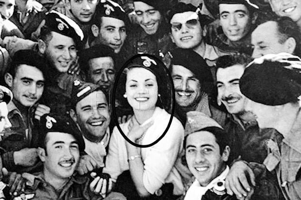  Carmen Sevilla con las tropas paracaidistas en Sidi Ifni. 