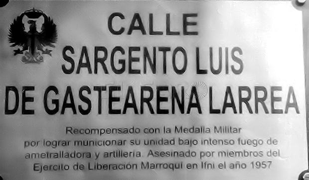 Placa que ilustra la calle del sargento Luis de Gastearena Larrea en el acuartelamiento del Regimiento América 66 en Aizoáin (Pamplona)