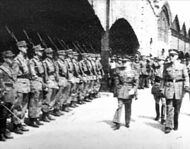 El Batallón Guadalajara 20 en el muelle de Valencia en el recibimiento a su regreso de la Campaña del Sáhara.