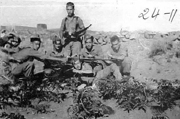  Soldados del Batallón Argel 27 en una posición de Ifni. 