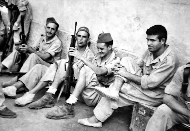 Un grupo de soldados del Batallón Argel 27 con soldados de Tiradores en un descanso.