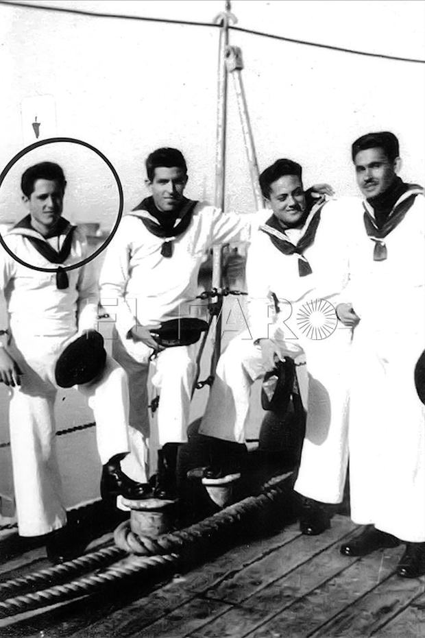 Marineros del crucero Galicia. Rodeado con un círculo Miguel Julián Gálvez.