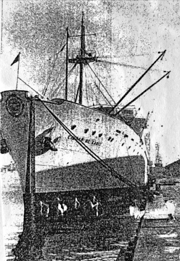 El buque Ciudad de Cádiz que llevó el aguinaldo de Navidad a los combatientes de Ifni, donativo de Cataluña. Foto de La Vanguardia.