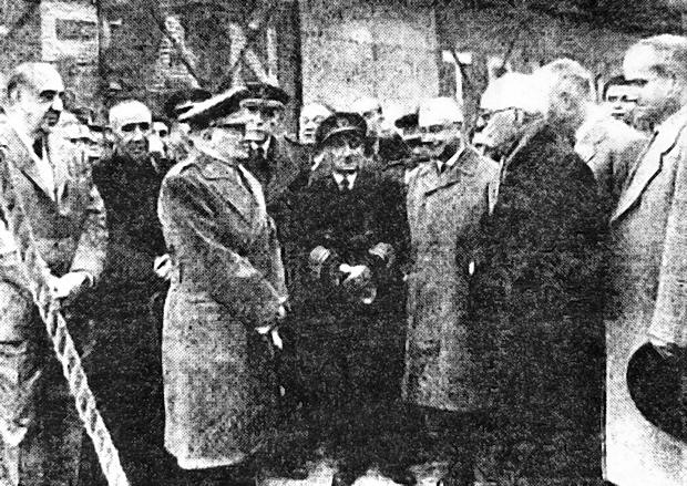 A la izquierda el capitán general de Cataluña, Pablo Martín Alonso, autoridades y el capitán del buque Ciudad de Cádiz, en el momento del embarque del aguinaldo de Navidad para los combatientes de Ifni.