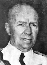 Pablo Martín Alonso, capitán general de Cataluña en 1957, presenció el envío del aguinaldo de Navidad a los combatientes en el puerto de Barcelona.