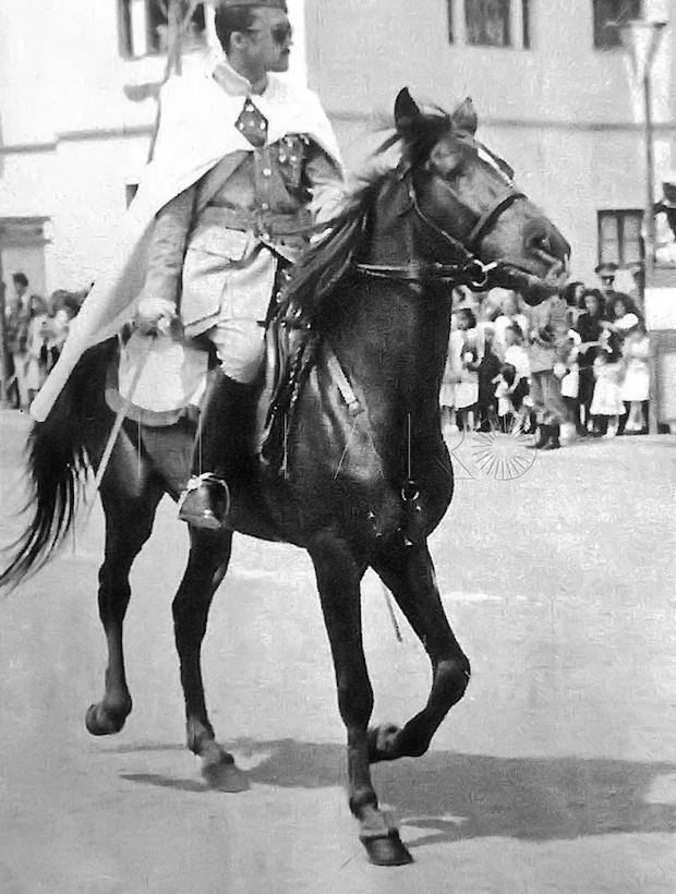 El entonces capitán José Espejo López en un desfile en Ifni con su caballo.