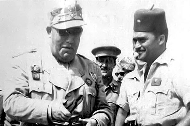 A la izquierda el general Mariano Gómez Zamalloa atendiendo a las explicaciones del comandante Espejo en una de las posiciones en plena operación.