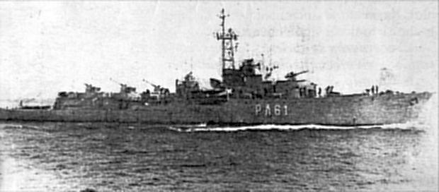  La corbeta Descubierta navegando por las costas de Ifni y Sáhara en la campaña de 1957-58. 