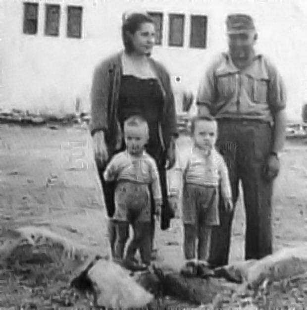El entonces cabo 1º de la Guardia Civil, Juan Rubio Martos, con su esposa María Luisa Díaz Alcoba y sus dos hijos en el puesto de Tabelcut, donde era el encargado de pasaportes. Días después serían hechos prisioneros por las Bandas Rebeldes del Ejército de Liberación Marroquí.