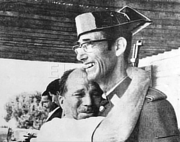 Juan, taxista en Sidi Ifni y antiguo compañero en el ejército, se abraza a su amigo y compañero, el último Guardia Civil que abandona Ifni en 1969.